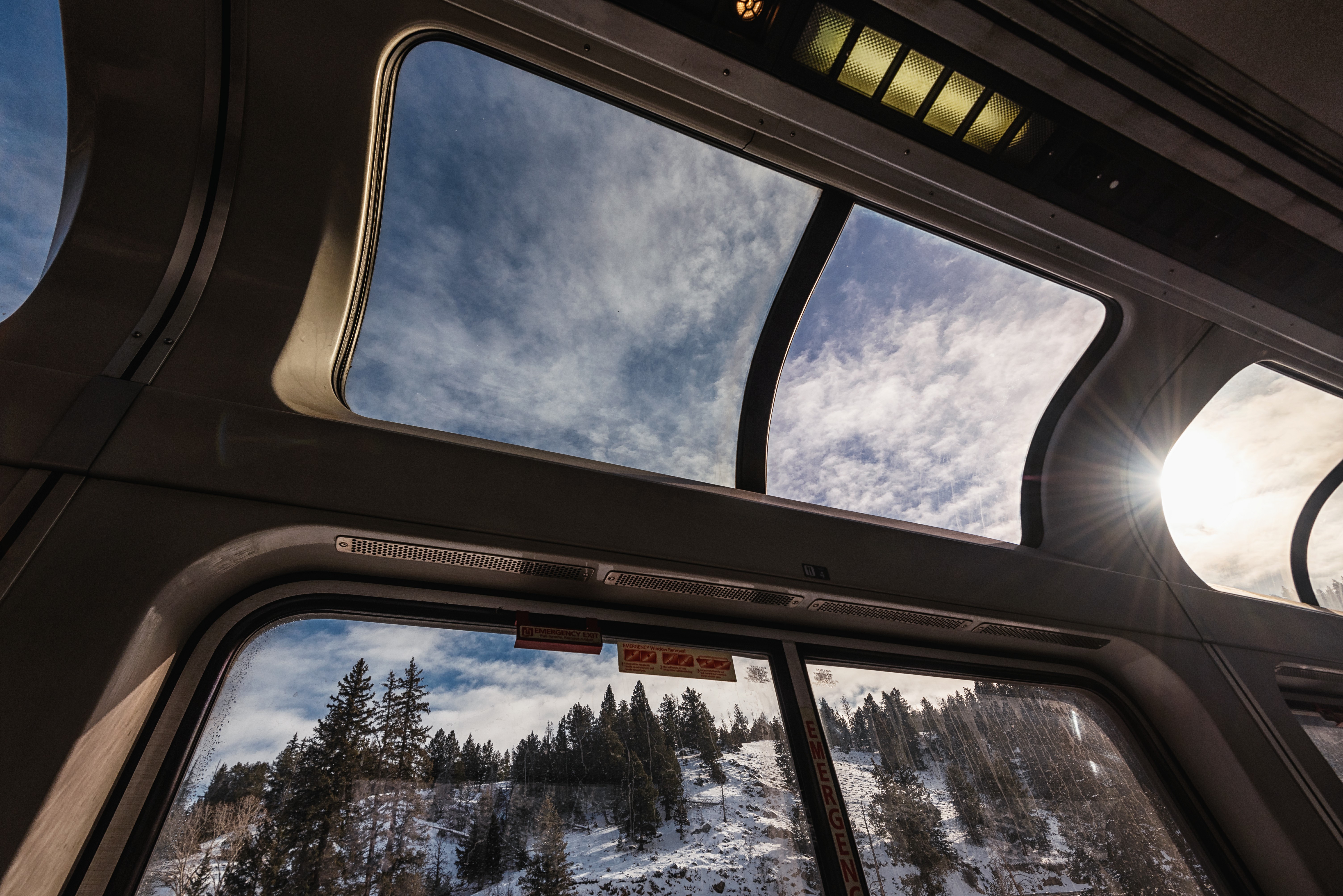 观景车的上层车窗可以提供更广视野，用来看天空和山上的岩石非常不错