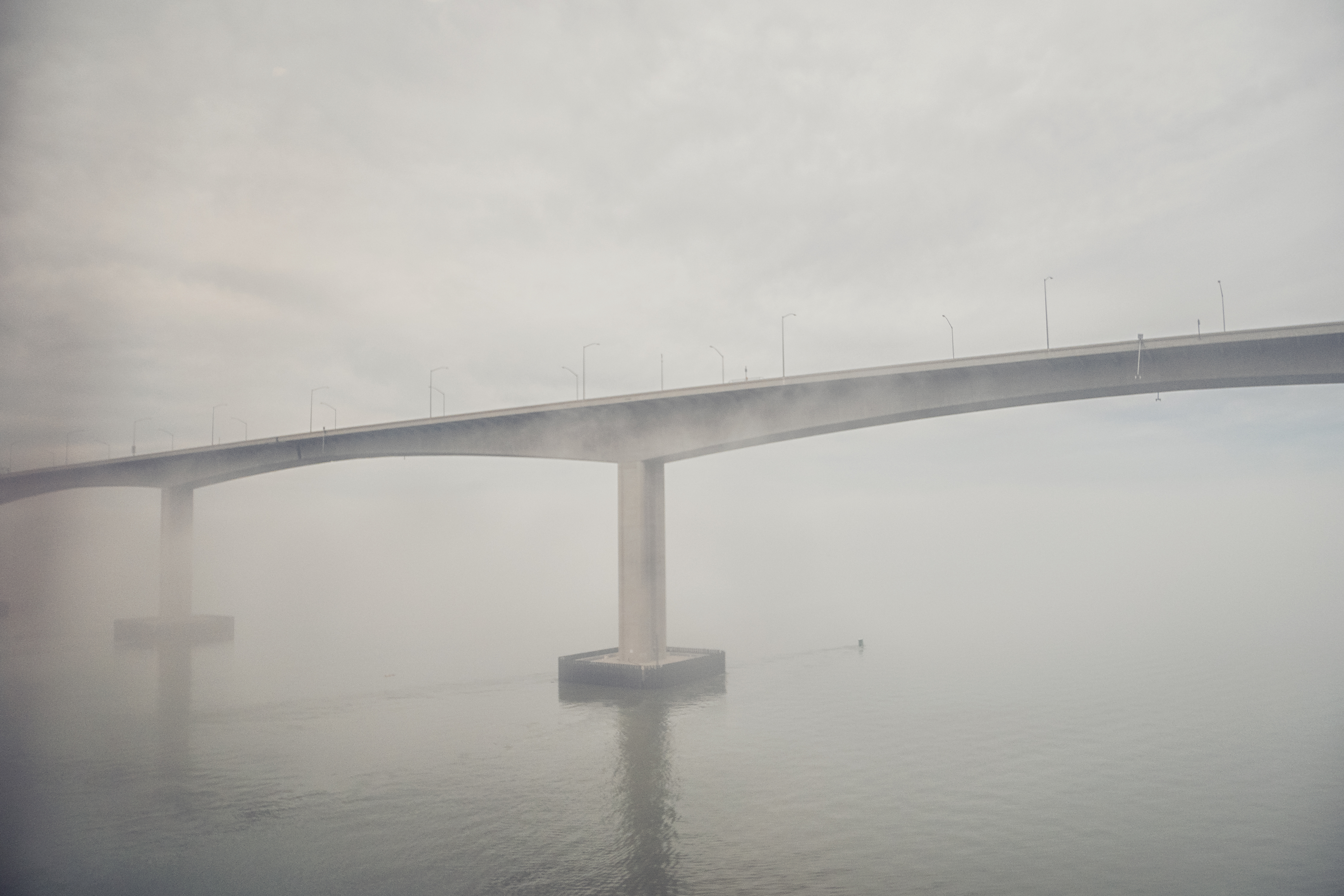 一座笼罩在雾气里的大桥